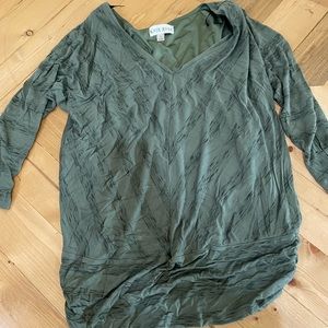 Knox Rose, l, v cut, 3/4 sleeves, scrunched bottom